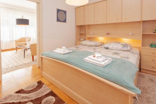 卢布尔雅那Villa Magnolia的一间卧室配有一张大床和毛巾
