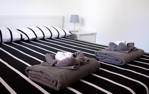 科拉雷侯La Primera Duna - Residencial Las Dunas的一间卧室配有两张带毛巾的床
