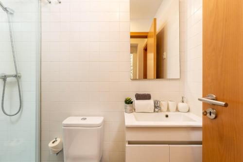 波尔图YOUROPO - Cosy的浴室配有卫生间、盥洗盆和淋浴。
