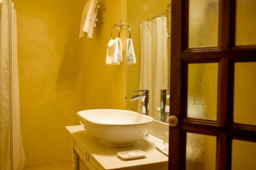 坎帕拉科洛洛别墅的一个带白色碗水槽的柜台浴室