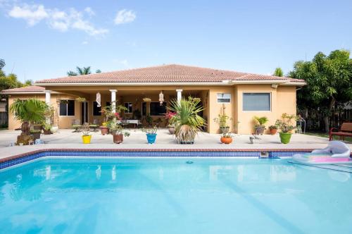迈阿密Yuli's Home的房屋前有游泳池的房子