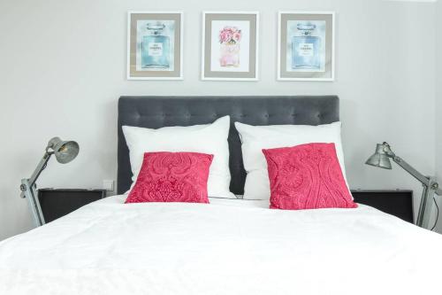 锡格堡PARIS · CHILLINGHOUSE # 5, 3 Min. vom ICE, NETFLIX, Garten的卧室配有白色床和2个红色枕头