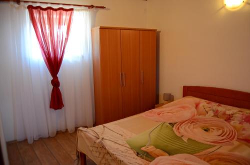 布耶Apartment Duerose的一间卧室配有一张床、一个梳妆台和一扇窗户。