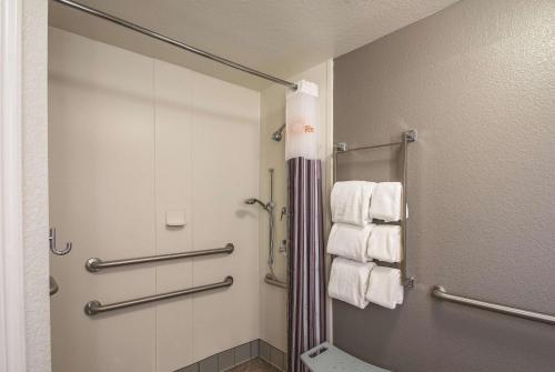 奥勒姆La Quinta by Wyndham Orem University Pwy Provo的浴室配有淋浴间和毛巾