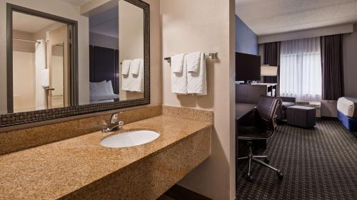 奥卡拉Best Western Ocala Park Centre的一间酒店客房内带水槽的浴室