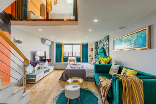 广州薰衣草之家汉溪大道店（近长隆度假区亲子度假之选）的客厅配有绿色沙发和床。