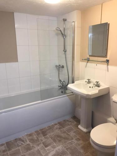 德拉布尔波尔达克旅馆的带淋浴、盥洗盆和卫生间的浴室