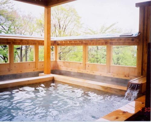 涩川市伊香保银水酒店的木屋里的一个大型水池