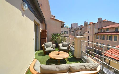 马赛旧港莱斯公寓酒店的阳台的天井配有桌椅