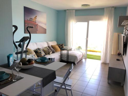 夏约法Atlantic Villa Tenerife的厨房以及带沙发和桌子的客厅。