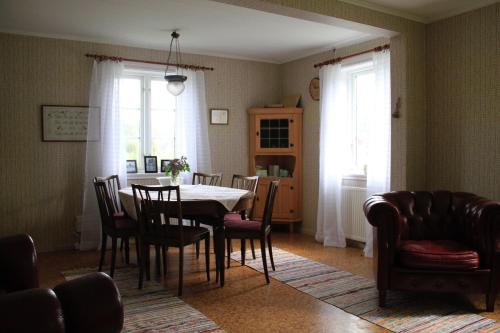 奥尔延Åsen的一间带桌椅的用餐室