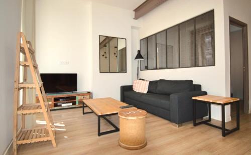 马赛旧港莱斯公寓酒店的带沙发和电视的客厅