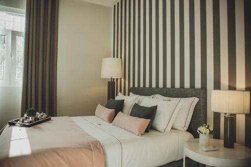 圣玛尔塔迪佩纳吉昂Casal dos Capelinhos - Douro的一间卧室配有一张带两盏灯的大型白色床。