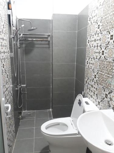 大叻Guest house Hai Cô Chú的一间带卫生间和水槽的浴室