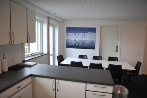 努克Nuuk City Hostel的一间厨房,里面配有桌椅