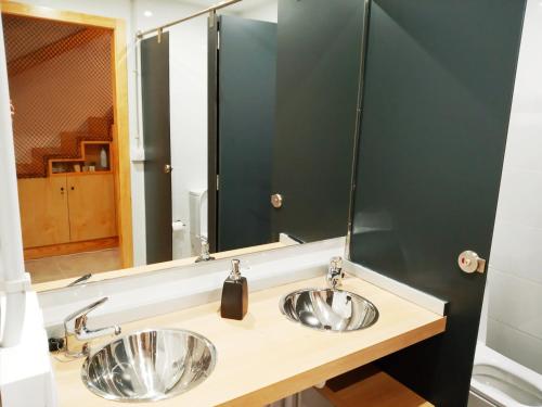 阿瓜尔达Albergue O Peirao的一间带两个盥洗盆和大镜子的浴室