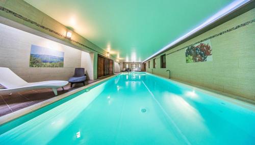 珍珠市斯洛特法卡斯马里酒店的大楼内的一个蓝色海水游泳池