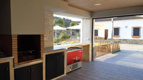 阿洛拉Villa Rural El Mirador的户外厨房,享有庭院美景