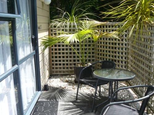 旺阿雷切维厄特公园汽车旅馆的庭院配有桌椅和植物