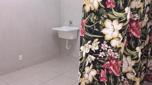 弗洛里亚诺波利斯Loft - Aeroporto的浴室配有带水槽的浴帘