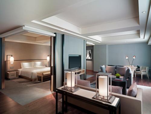 北京北京新世界酒店的酒店客房,配有床和电视