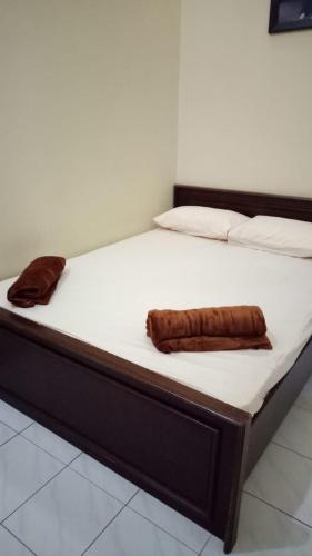 玛琅Nusin 54 Homestay的一张带两块棕色毛巾的床