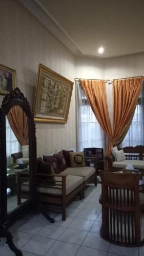 玛琅Nusin 54 Homestay的带沙发和椅子的客厅以及窗户。