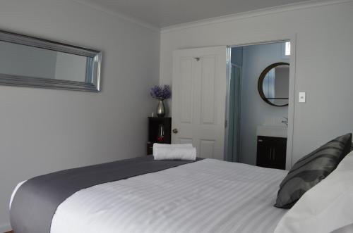 国家公园汤加里罗温泉精品汽车旅馆的卧室配有一张大白色床和窗户
