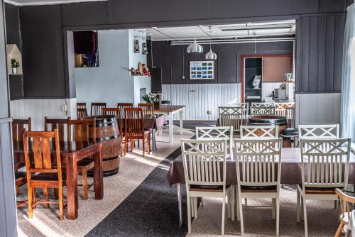 拉努阿Arctic Guesthouse & Igloos的用餐室配有木桌和椅子