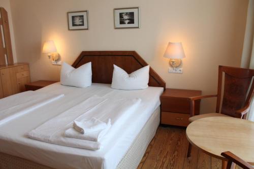 瓦尔内明德斯托尔特拉酒店的一间卧室配有一张床,上面有两条毛巾