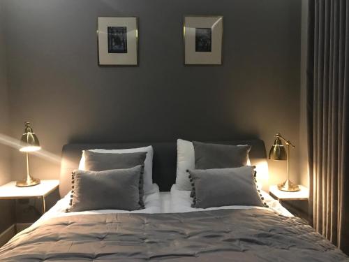 拉多姆Apartament SUNTIME的一间卧室配有一张带枕头的床和两盏灯。