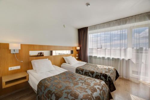 派尔努派尔努酒店的酒店客房设有两张床和窗户。