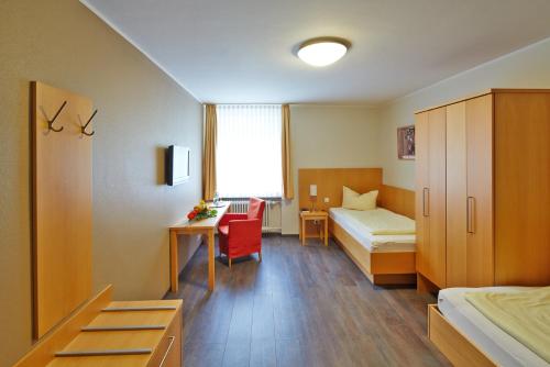 穆赫Hotel FIT的配有一张床和一张书桌的酒店客房