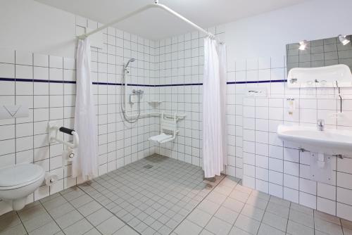 穆赫Hotel FIT的带淋浴、卫生间和盥洗盆的浴室