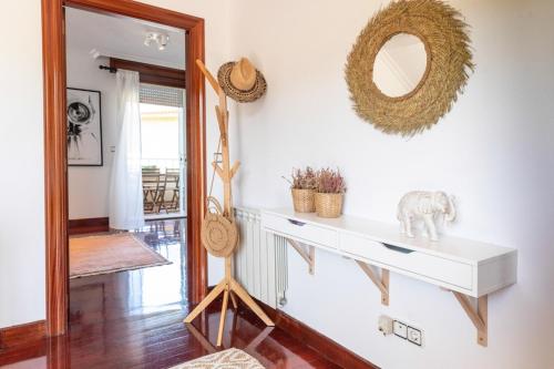 OyaCanido, Vigo, Rias Baixas的客厅配有镜子和白色架子