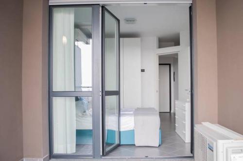 米兰Politecnico Chique Apartment的配有床的房间里滑动玻璃门