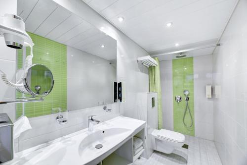派尔努派尔努酒店的一间带水槽、卫生间和淋浴的浴室