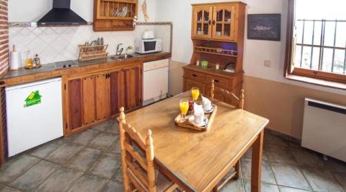 Cabezas AltasCasa Rural El Molinero的厨房配有带饮品的木桌