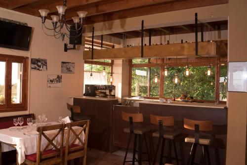 ChortátaT'Aloni的一间带桌子和酒吧的用餐室