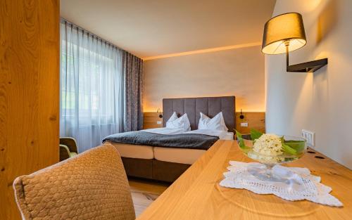 Rohr im GebirgeGasthof Furtner的酒店客房设有一张桌子和一张床