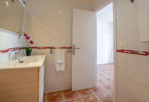 卡亚俄萨尔瓦赫Villa Orquídea的一间带水槽和淋浴的浴室