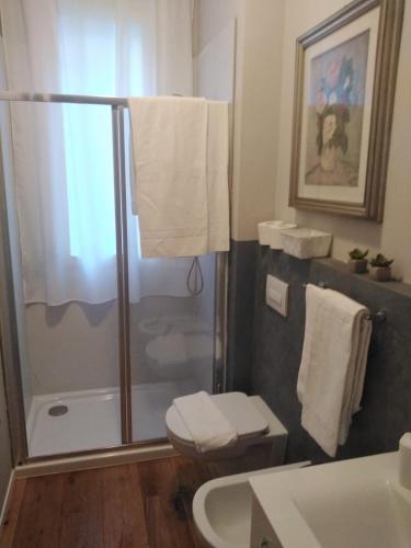 拉文纳Casa Francesca的带淋浴、卫生间和盥洗盆的浴室