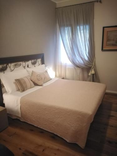 拉文纳Casa Francesca的卧室配有一张大白色床和窗户