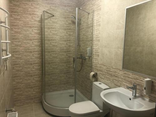 OleksandriyaU Fedora的带淋浴、卫生间和盥洗盆的浴室