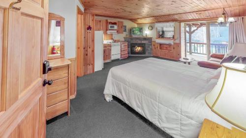 GainesRough Cut Lodge的一间卧室设有一张大床和一个壁炉