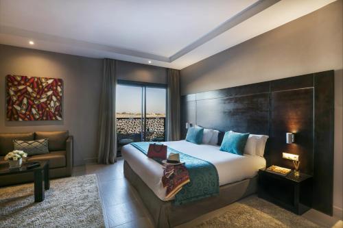 马拉喀什凯克精品酒店&Spa的酒店客房,配有床和沙发