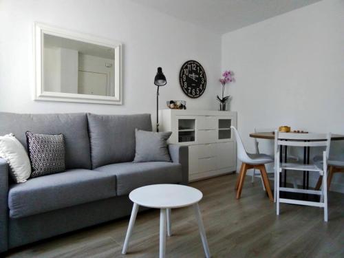 奥伦塞Morriña的客厅配有灰色的沙发和桌子