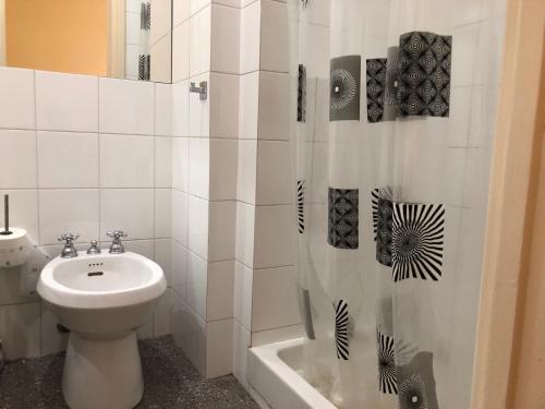 卡莫利LIGURIA HOLIDAYS - "La Casa di Gisella"的浴室配有卫生间、盥洗盆和淋浴。