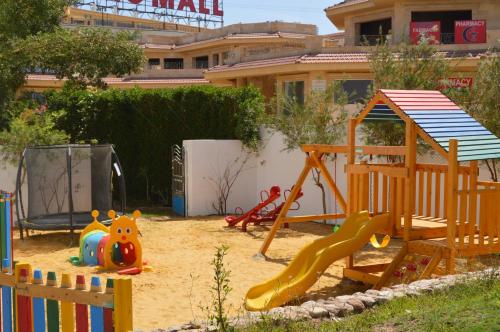 沙姆沙伊赫纳马蓝色度假村的一个带滑梯的儿童游乐场