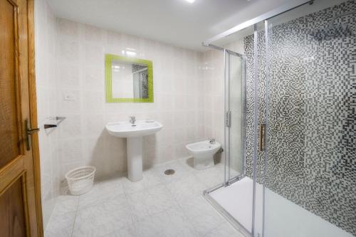 EntrimoHOTELBARCELONA的带淋浴、盥洗盆和卫生间的浴室